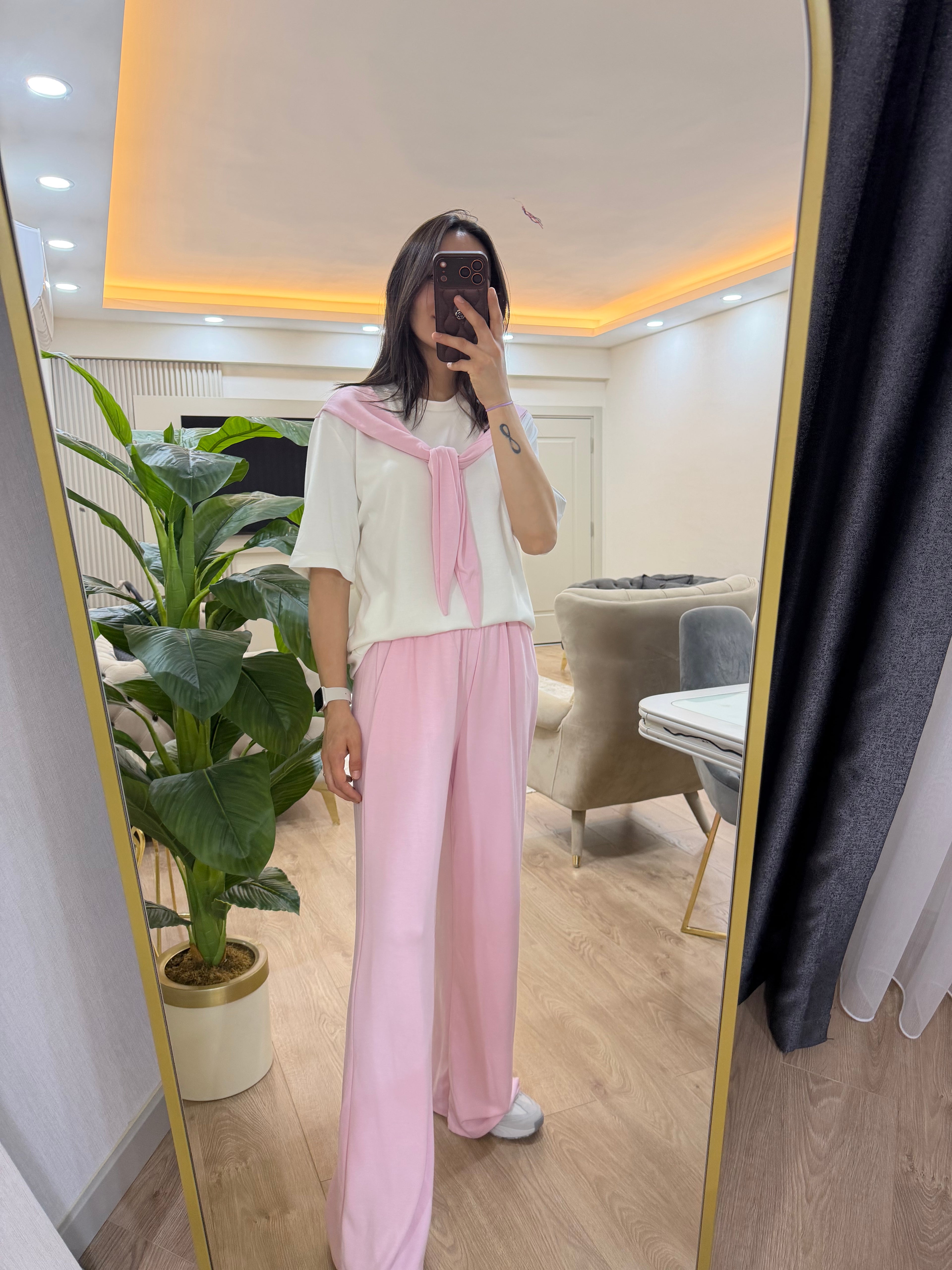 Pembe fularlı eşofman takım