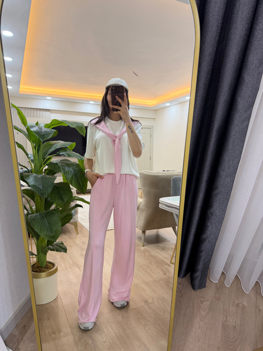 Pembe fularlı eşofman takım