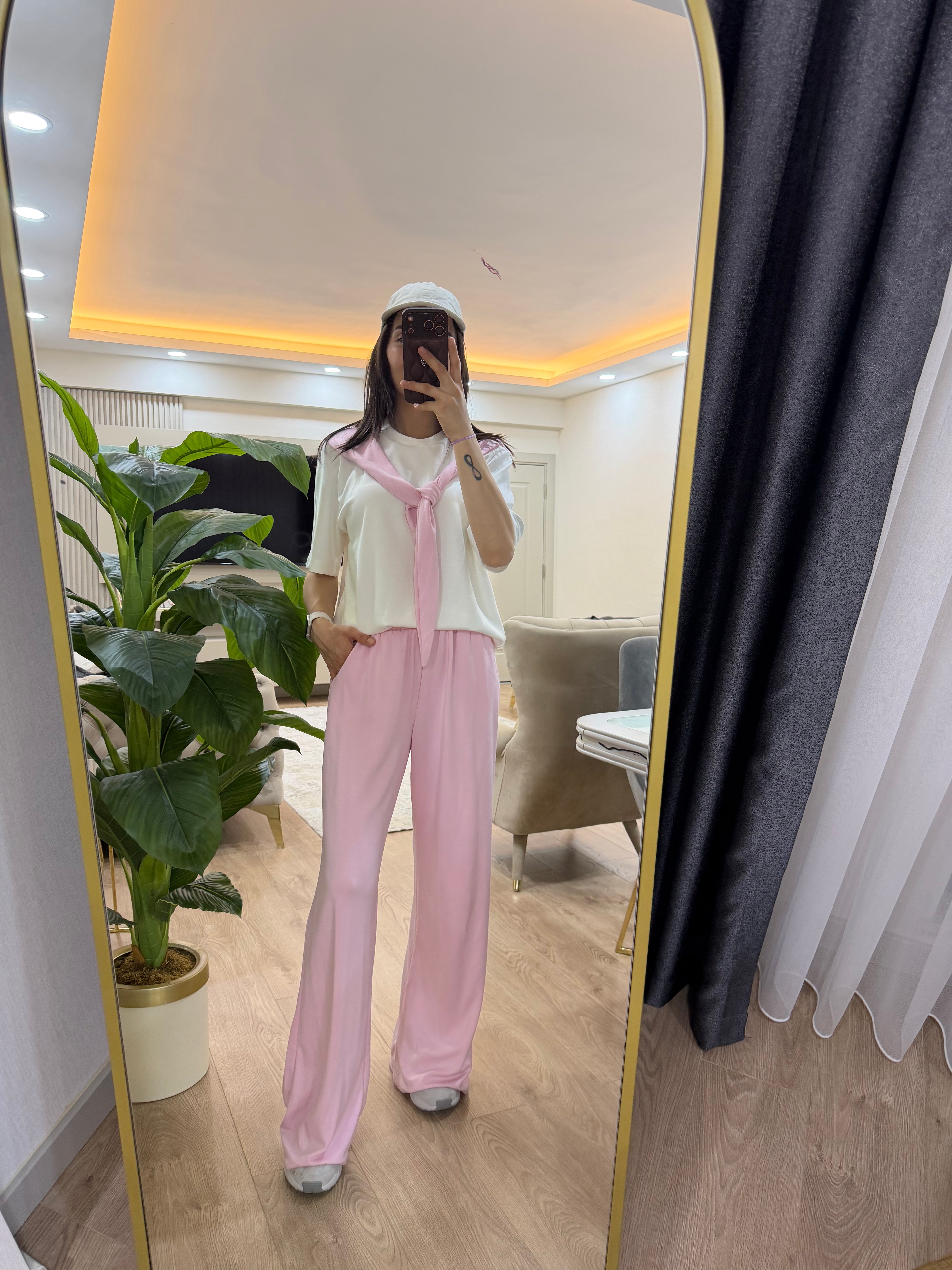 Pembe fularlı eşofman takım