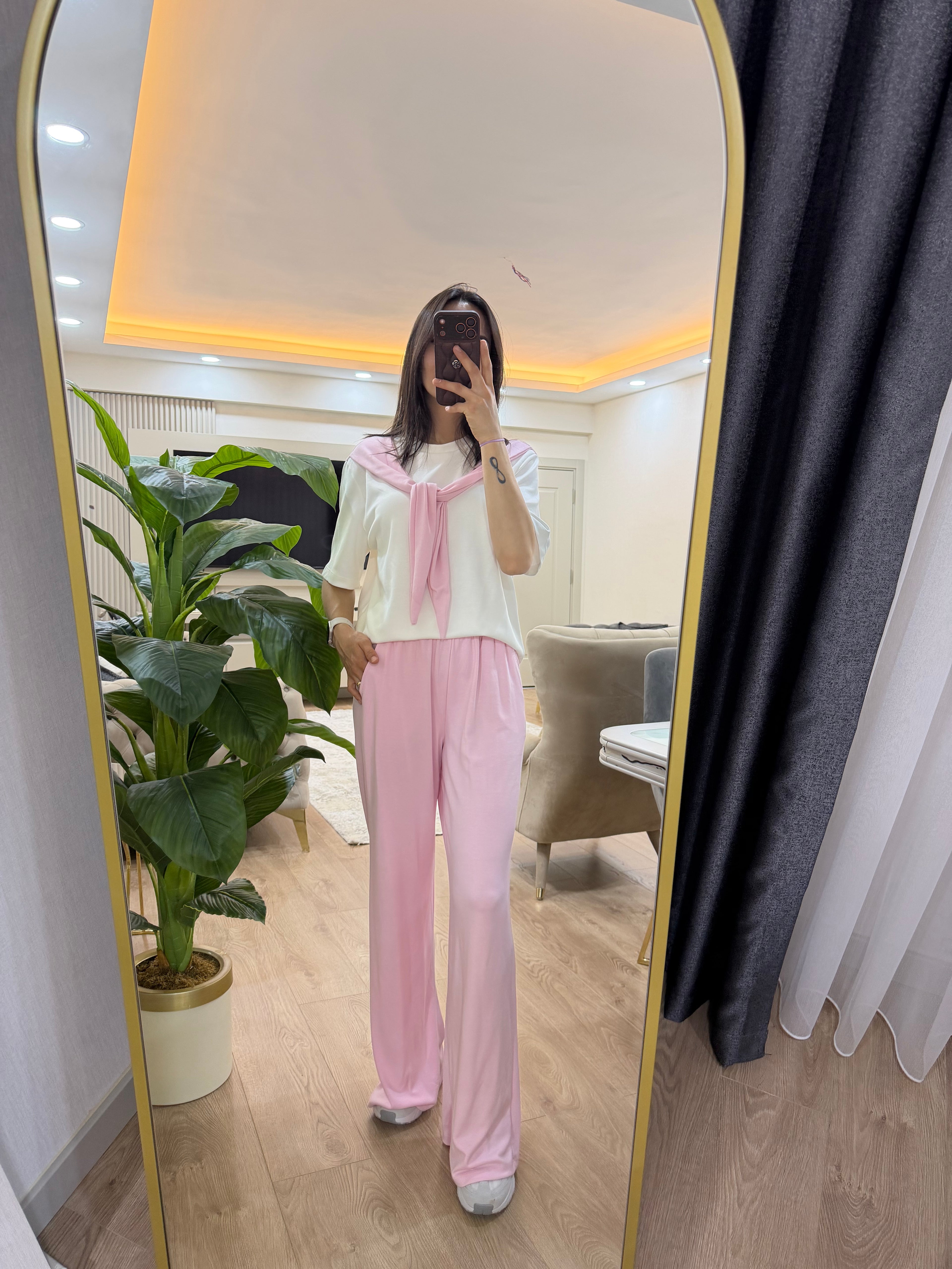 Pembe fularlı eşofman takım