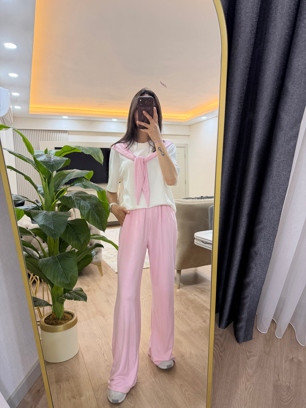 Pembe fularlı eşofman takım
