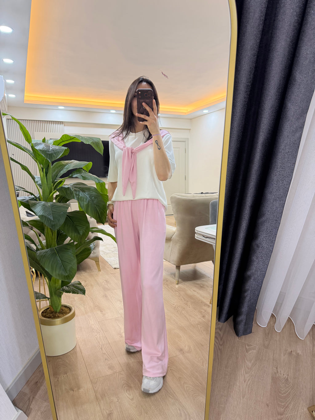 Pembe fularlı eşofman takım