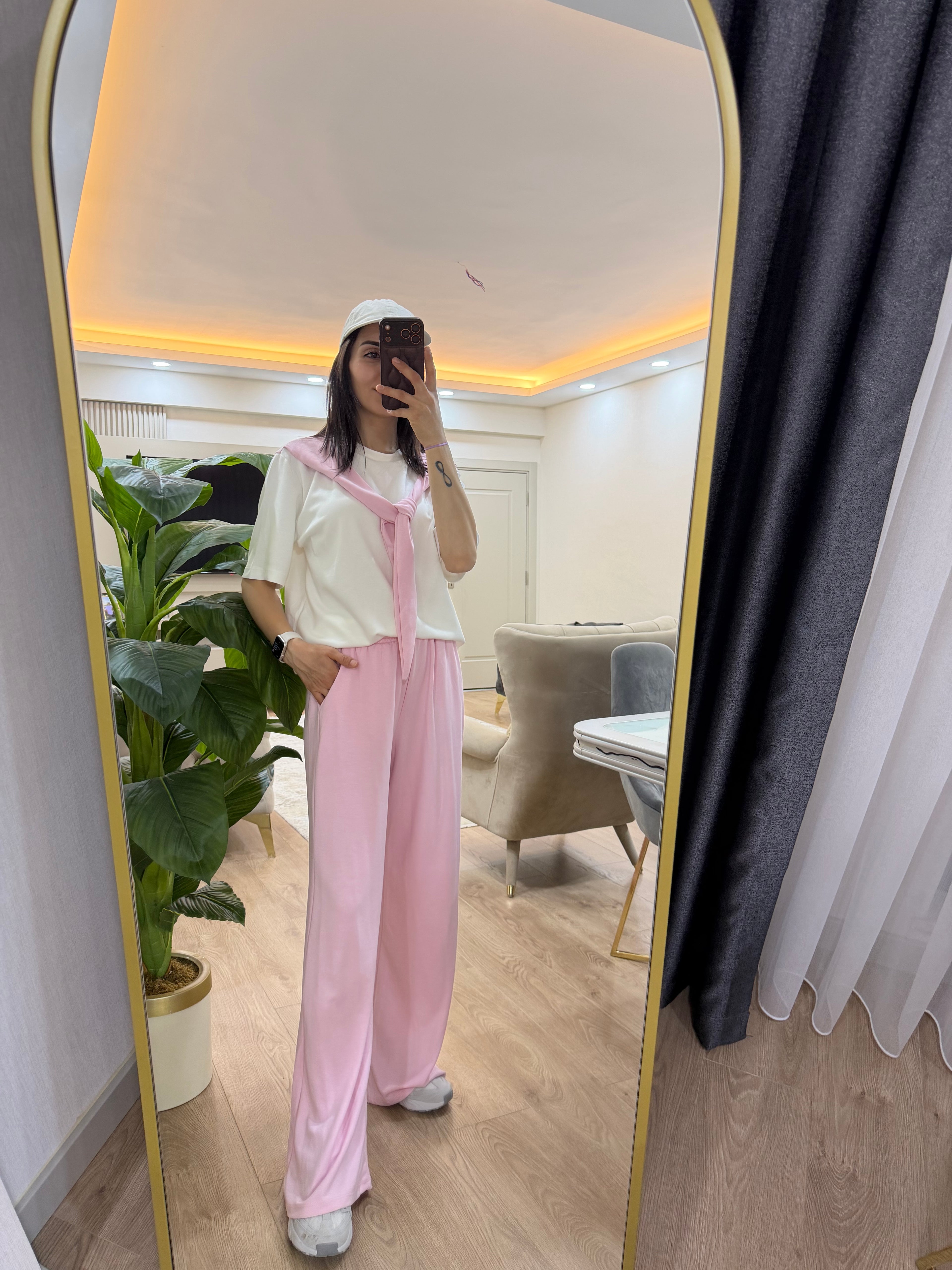 Pembe fularlı eşofman takım