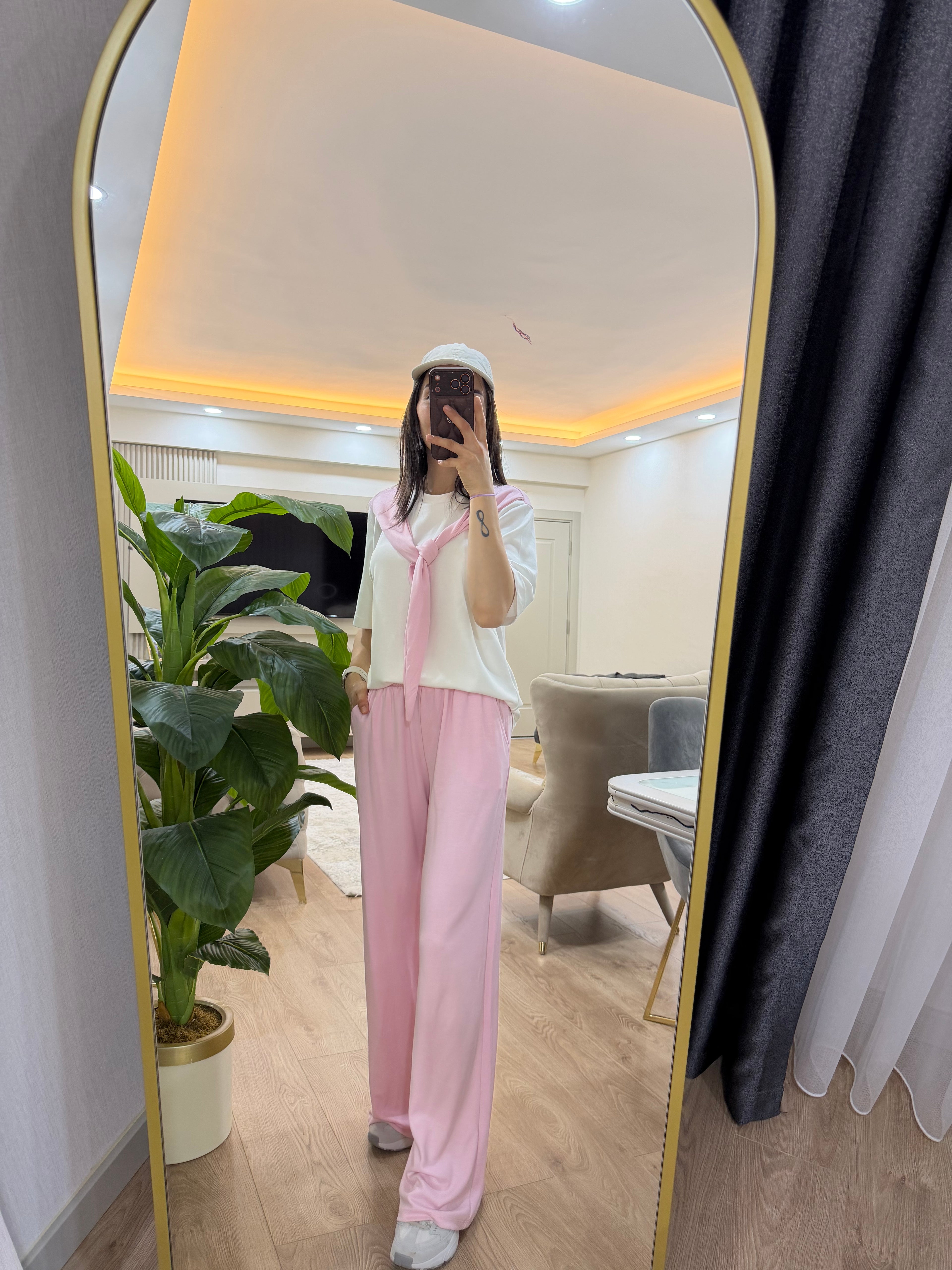 Pembe fularlı eşofman takım